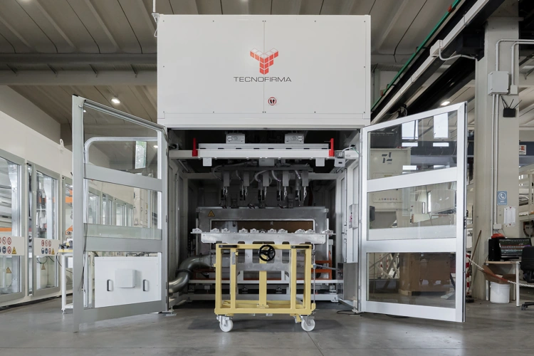 Lowproduction varnishing system