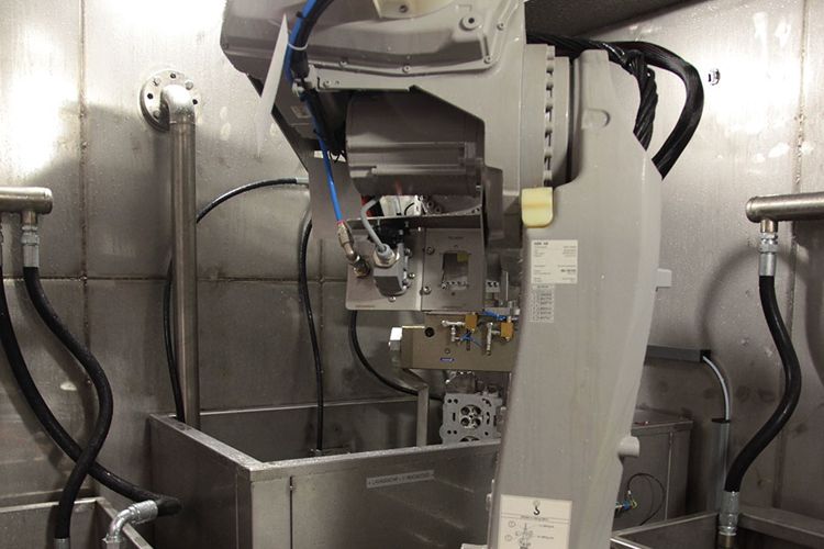 Robotized washing machine central handling robot