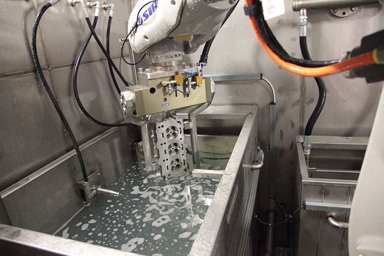 Robotized washing machine central handling robot