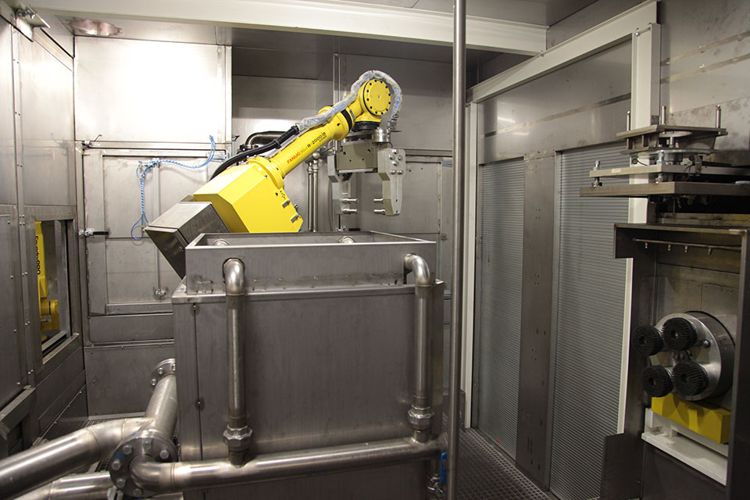 Robotized washing machine central handling robot