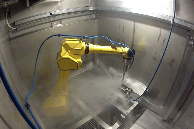 Robotized washing machine robot-controlled nozzle