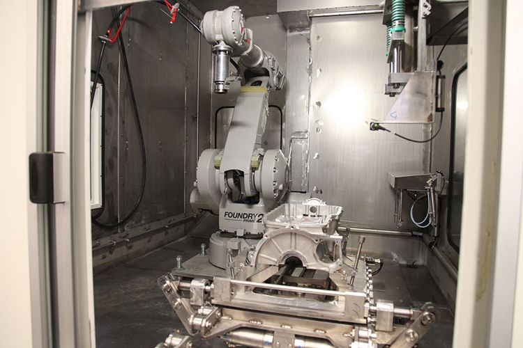 Impianto di lavaggio robotizzato con robot che muove ugello