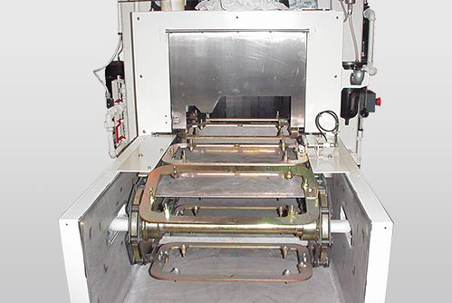 Tunnel washing machine pallet chain conveyor
