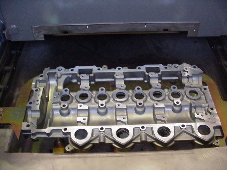 Tunnel washing machine pallet chain conveyor