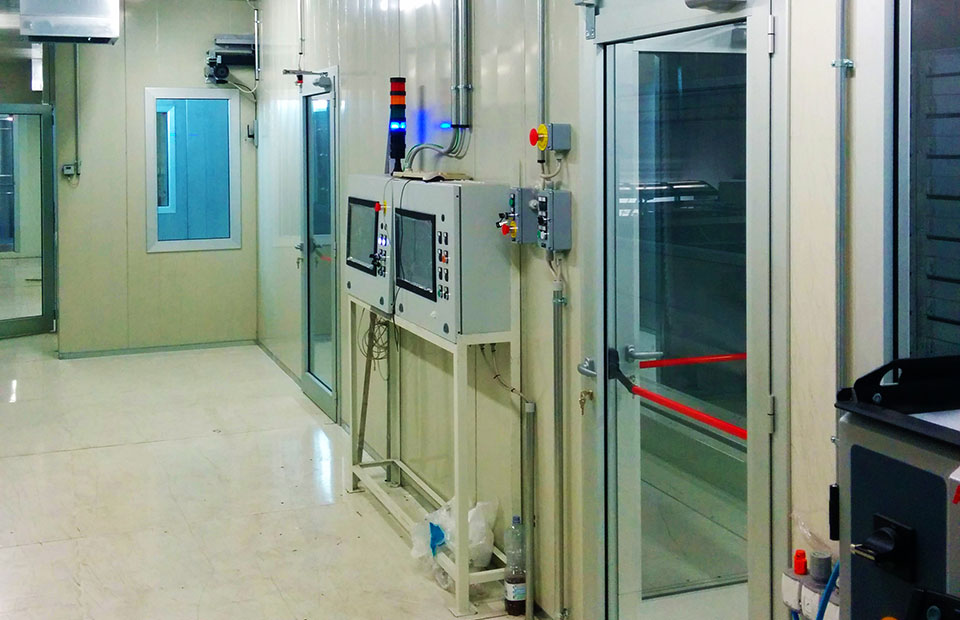 Liquid spray coating machine clean room technology