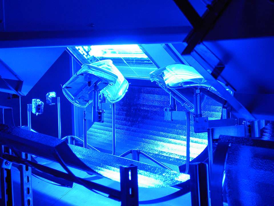 Liquid spray coating machine UV curing